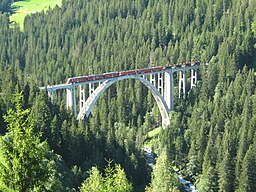 Langwiesviadukten - järnvägsbro över floden Plessur för den smalspåriga Arosabanan som förbinder Schanfigg med kantonshuvudstaden Chur