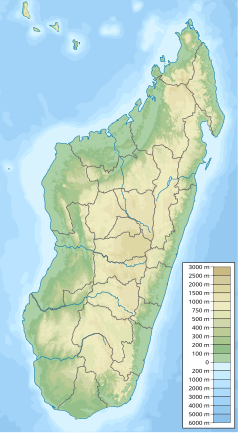 Mapa konturowa Madagaskaru, blisko lewej krawiędzi nieco u góry znajduje się punkt z opisem „Juan de Nova”