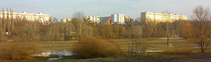 Panorama Parku nad Wartą i Osiedla Piastowskiego zza lewego brzegu Warty, to znaczy z Bielników na Łęgach Dębińskich (2010).