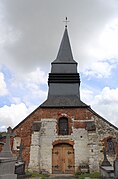 Façade de l'église en pierre calcaire et brique.