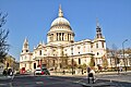 De route passeert het zuidelijk deel van St Paul's Cathedral en gaat dan rechts om de West Door te passeren en dan noordwaarts over Paternoster Square