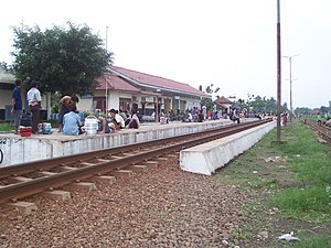 Stasiun Ciledug yang penuh sesak saat sore hari menunggu kereta api Gaya Baru Malam Selatan.