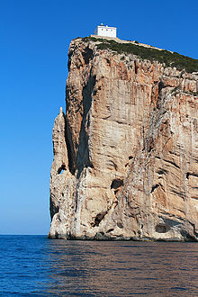 Fotografia de la part extrema del cap de la Caça amb el seu far