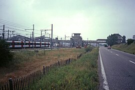 En 1983, avant les travaux. Le terre-plein gazonné correspond à l'ancienne ligne de Paris à Chartres par Gallardon.