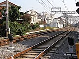 西鷺宮駅北側。草の生えている部分が跡地である。