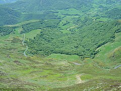 La route du pas de Peyrol sur le versant de la vallée de la Jordanne vue depuis le puy Mary.