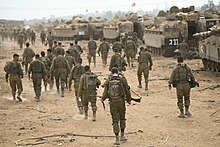 Photographie montrant des soldats israéliens avant leur invasion de Gaza.