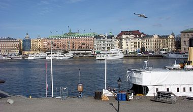 Bilden till vänster är en vy från Gustav III:s staty på Skeppsbron. Bilden till höger är en vy från Strandvägen, april 2009.