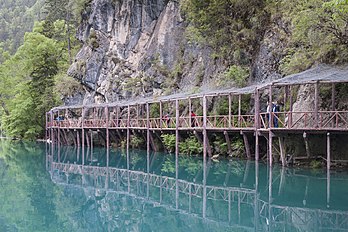 Aménagement touristique au bord du lac Panda dans la vallée de Jiuzhaigou (Sichuan, Chine), classée au patrimoine mondial de l'UNESCO. (définition réelle 4 211 × 2 807)