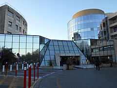 Entrée principale de l'hôpital Arnaud-de-Villeneuve.