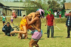 Le Mukna (en) est une forme folklorique de lutte dont des démonstrations ont lieu à diverses occasions telles que les fêtes, les foires, etc.