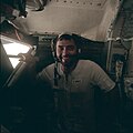 Astronaut Harrison H. Schmitt fotografert inne i månelandingsfartøyet.