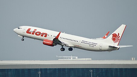 Lion Air PK-LGK sedang Take off dari runway 07L