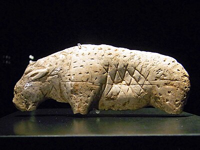 Mitja escultura d'un lleó feta d'ivori de mamut, cova de Vogelherd, d'uns 35.000 anys d'antiguitat. Museu de la Universitat de Tübingen