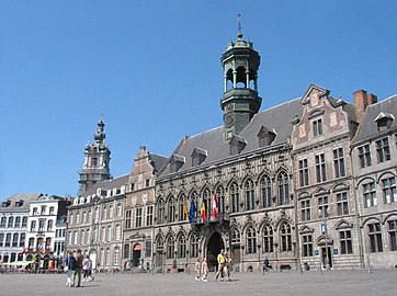 L'Hôtel de ville et à l'arrière, sur la gauche, le beffroi