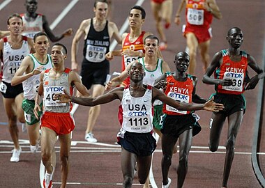 A chegada dos 1500 m. O americano Bernard Lagat foi o primeiro a vencer os 1500 m e os 5000 m numa mesma edição de Campeonato Mundial.