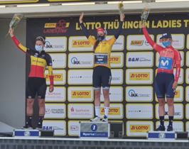 Lucinda Brand in de gele trui op het podium