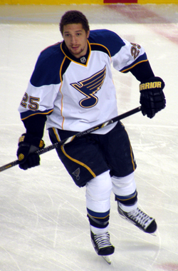 Fotografie Chrise Stewarta na ledě v dresu St. Louis Blues, 2013