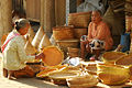 Vendeuse de paniers de bambou dans un marché de village à Sleman, Yogyakarta