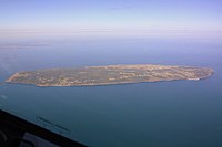 Het eiland gezien vanuit zuidoostelijke richting. De kliffen, de veerhaven en de verschillende nederzettingen en meren zijn duidelijk zichtbaar