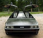 En DeLorean, modell DMC-12, som användes som tidsmaskin i Tillbaka till framtiden-filmerna.