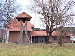 Granlo kyrka öster om gravfältet i Högom.