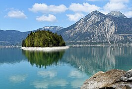 Insel mit dem 1.731 Meter hohen Herzogstand im Hintergrund