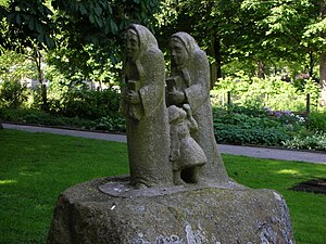 Skulpturen På kyrkstigen av Erik Nilsson.