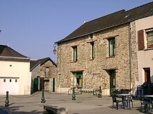 La place du Marché et la bibliothèque.