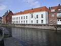 Het classicistische gebouw uit 1810, deel van de voormalige Rijkswachtkazerne langs de Predikherenrei; gesloopt in november 2010.