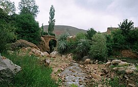 Kent yakınlarında bir kır manzarası