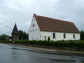 Bøglund Kirke med klokkestabel