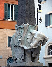 Detalhe do Obelisco do elefante, de Bernini, em frente à basílica