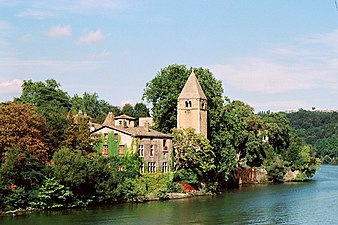 L'église Notre-Dame de l'île Barbe, autrefois intégrée dans une grande abbaye.