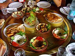 Sepiring besar mezze Yordania di Petra, Yordania.