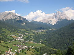 Val Fiorentina mit Selva di Cadore und dem Monte Pelmo rechts im Hintergrund. Links der Monte Verdal.