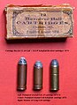 Links zwei frühe Frankford-Arsenal Patronen .45 Colt