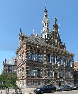 Het onderkomen van 1914 tot 2007: het vroegere Raadhuis van Nieuwer-Amstel aan de Amsteldijk