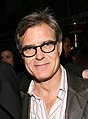 Henry Czerny interpreta Conrad Grayson.