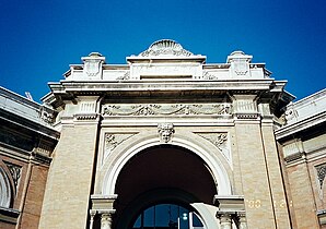 Entrée du marché couvert.