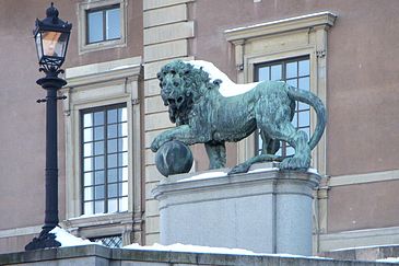 Det östra (vänster) och västra (höger) Slottslejonet vid Slottsbacken nedanför Stockholms slotts norra fasad, februari 2011.