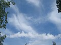 Stratocumulus castellanus (onder), met kleine torentjes