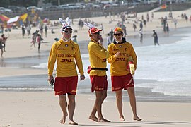 Des sauveteurs de Bondi Beach portant des oreilles de lapin festives pour Pâques.