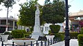 Le Square des Héros, à Spáta, avec le monument aux morts