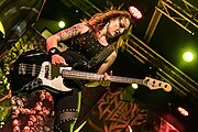 Bassistin Jeanine Grob