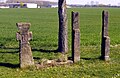 Die Bodendenkmal-Gruppe: 1 Kreuz, 2 Säulen und am Boden liegende Stabilisierungsplatte für die Säulen, ursprünglich unterirdisch