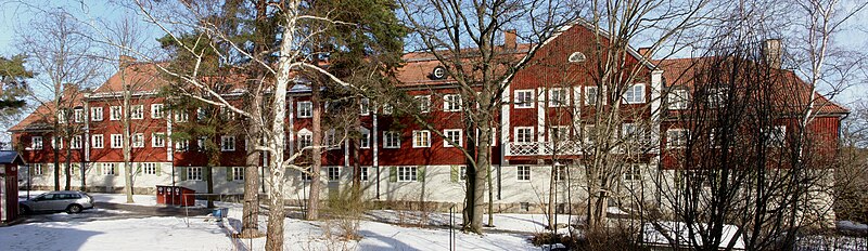 Byggnaden i kvarteret Bergsryggen, fasad mot gården, februari 2012.