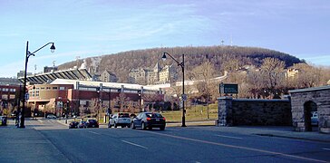 Versant est du mont Royal, avec le stade Percival-Molson de l'Université McGill au premier plan.