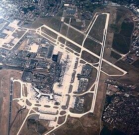 Vue partielle de l'aéroport depuis l'ouest.