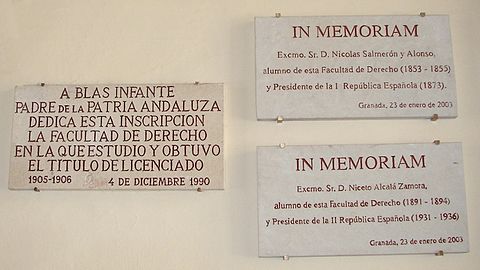 Placas conmemorativas ubicadas en la entrada de la Facultad de Derecho de la Universidad de Granada